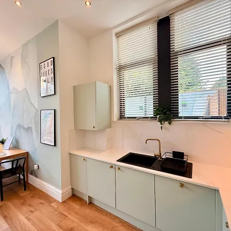 The Nest - Sleeps 7 - Free Off Street Parking * Bristol